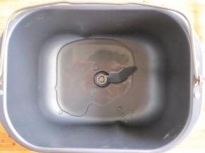 取出面包桶，首先放入2大勺油（植物油色拉油均可，最好淋在搅拌叶片上，这样面包容易脱下）；也可以用黄油，口感会更好但是基于健康考虑还是少吃吧！