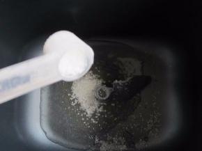 放入三大勺糖（依据个人口味可添减）