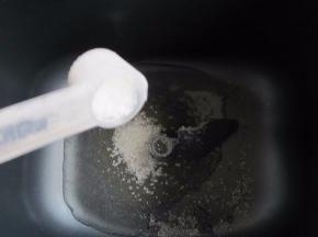 放入三大勺糖（依据个人口味可添减）