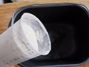 三杯面粉（高筋面粉也可用普通的饺子粉即可比较好取材，我就是用的这个）；（注意这个时候可以加上酵母也可以在下面的步骤加我个人建议在第7步加绝对保证酵母不会沾水失效）；