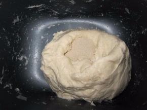 现在把面包桶放回，选择菜单普通甜面包，烧色浅色，重量900克（面包机默认也是900），开始即可；第一次停止搅拌的时候大约十多分钟吧这时面团基本成型，挖个小坑把一小勺半的安琪干酵母加入（如果嫌麻烦直接在开始加面粉后洒在面粉上也可以）；