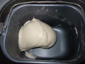 面团基本这个程度的出来的口感都不会差，如果太干可以用勺添点水，太粘可以添点面，做的多了 就能掌握了，面点本来也是要看温度和空气湿度的，所以不同天气，不同面粉吸水量多少也有差别，可以微调，这是我自己的心得，嘿嘿