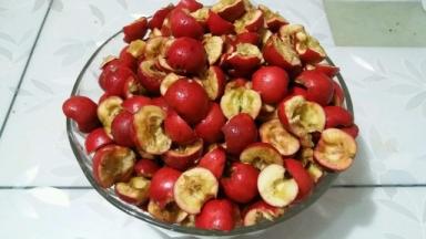 洗净的山楂去糊，大家有用笔筒的，有刀切扭一下的，山楂酱不用完整，所以我就随便切了