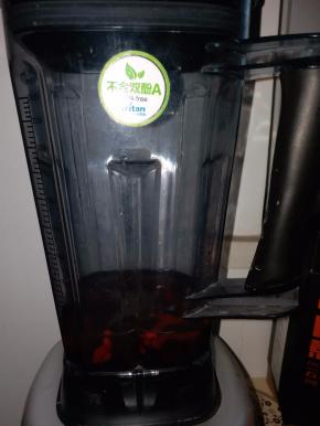 熬好的山楂酱想要更细腻，就可以放入破壁机加工下，也可以做好后趁热捣一捣，让果肉更均匀，装起来可以慢慢吃，抹在面包上，浇冰淇淋上也很好吃