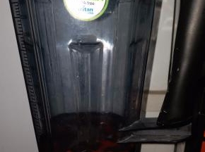 熬好的山楂酱想要更细腻，就可以放入破壁机加工下，也可以做好后趁热捣一捣，让果肉更均匀，装起来可以慢慢吃，抹在面包上，浇冰淇淋上也很好吃