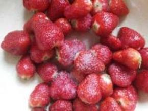 挑选新鲜的草莓去蒂洗干净后撒点盐用清水泡5-10分钟