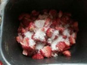 盐水中捞出后简单切2-3刀洒入白糖或冰糖、我是两个一起上了；