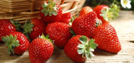 当季的草莓无论怎么吃都好吃，不过冷天种出来的味道就差远了，所以冬天想吃还是变种吃法