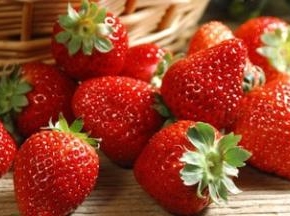 当季的草莓无论怎么吃都好吃，不过冷天种出来的味道就差远了，所以冬天想吃还是变种吃法