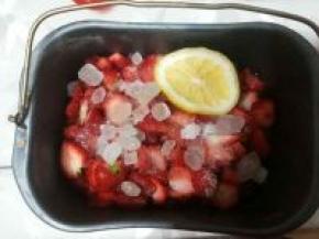 用半个柠檬挤出汁加入、如果草莓不很酸一个也可以、我觉得半个出来的酸甜感觉正好；