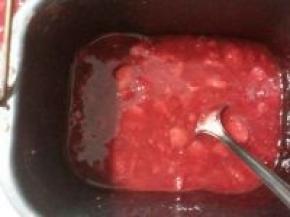 面包桶放入面包机开程序开始，没有面包机用锅小火熬不停搅拌也可以、慢慢就出汁了大概半个多小时就成这样了，我的面包机是1个小时；如果没有面包机，手工就是拿只干净的锅子煮，要时不时搅拌下；