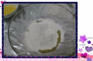 将面粉筛入奶和油的混合液