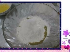 将面粉筛入奶和油的混合液