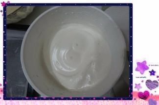 蛋清分三次加糖打发至可以立住筷子