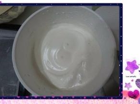 蛋清分三次加糖打发至可以立住筷子