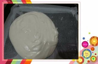 将蛋清分三次加入面粉糊中，上下切拌均匀倒入铺了油纸的烤盘中，铺平震三下，震除大气泡