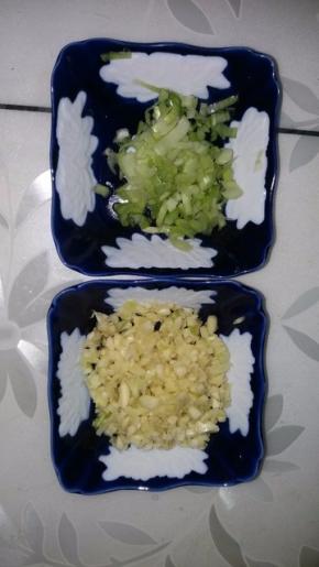 蒜葱切碎备用