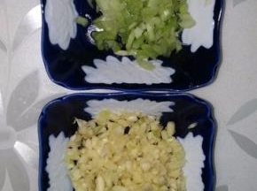 蒜葱切碎备用
