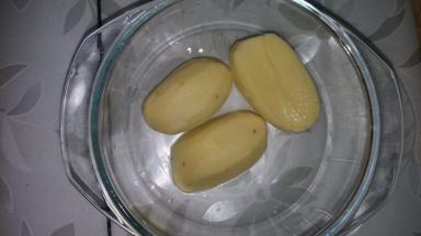 土豆去皮洗净，用水蒸熟，或者用微波炉高火7-8分钟即可。土豆大可以切成2半