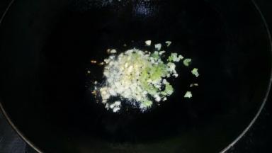 油锅热了爆香蒜、葱，个人比较喜欢蒜爆香的味道，如果不喜欢的人可以省略这步