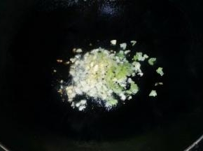 油锅热了爆香蒜、葱，个人比较喜欢蒜爆香的味道，如果不喜欢的人可以省略这步
