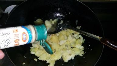加入土豆泥捣碎，加入胡椒粉、盐，翻炒一下（如果不用蒜可以直接把土豆捣碎加点盐、胡椒粉拌一下即可，更快还无油烟）