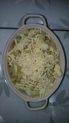 装入容器中，在上面撒上芝士碎，入微波炉5-6分，烤箱10分钟即可