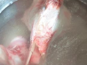 棒骨冷水下锅，煮至水开捞出。