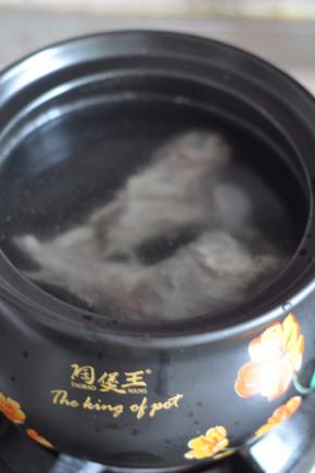 砂锅里加满水，放入用水冲洗过的棒骨。