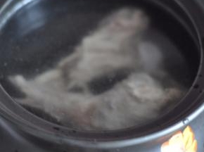 砂锅里加满水，放入用水冲洗过的棒骨。