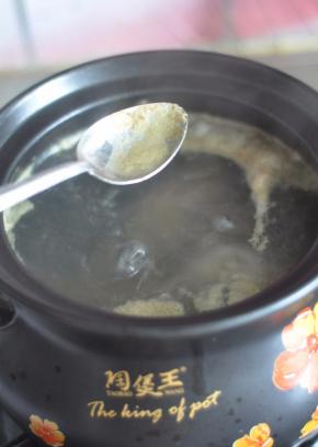 大火烧开后，捞去表面的浮沫。
