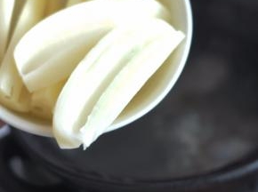 莲藕切成长条状，倒入锅中。