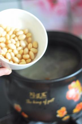 倒入提前泡好的黄豆，盖上砂锅盖继续煲煮一小时或两小时。