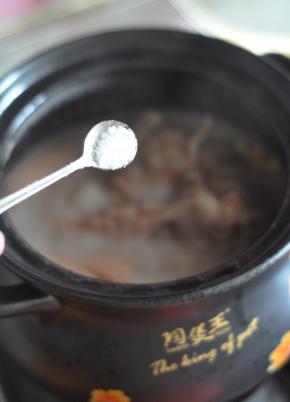 足足炖了三小时，最后加入盐调味。