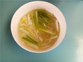 葱姜水制作：葱切成细丝，姜打碎末，加入适量清水泡制即可。