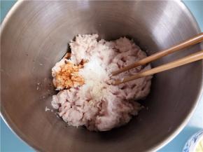 搅打好的肉末加入盐、糖、生抽各半勺、胡椒粉少许搅拌均匀。
