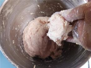 直到把肉搅拌到起胶即可。