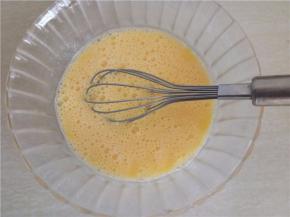 鸡蛋打入碗中，打均匀。