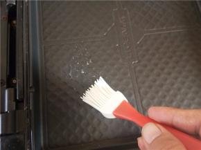 预热好后涮少许油，选择“煎鸡蛋”选项。