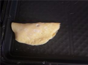 把另一边的蛋皮翻到肉馅上，用勺子稍微压一下让它粘在一起，漂亮的蛋饺就可以出锅了。
做好的蛋饺可以打火锅，也可以直接上锅蒸熟享用。