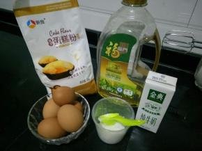 首先准备材料，数字蛋糕就是用的蛋糕卷的方子，只是最后烤好的时候不需要卷起来，用数字模具割出来需要的数字即可