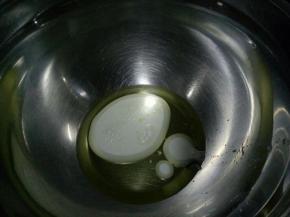 将牛奶和玉米油倒入盆里