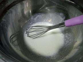 用手动打蛋器搅打至乳化好（乳化好后表面看不到油星）