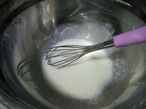 用手动打蛋器搅打至乳化好（乳化好后表面看不到油星）