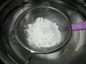 将低粉过筛进乳化好的奶，油液体中