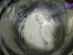 用打蛋器呈“Z”字搅打均匀