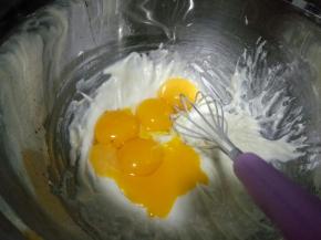 分离蛋清蛋黄，将蛋黄放入面糊中（我现在做蛋糕使用的都是后蛋法，这样做出来的蛋黄糊会更加细腻）