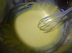 倒入蛋黄后继续呈“Z”字搅打均匀，放一旁备用
烤箱150度预热