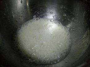 开始打发蛋清，蛋清里滴几滴柠檬汁，开电动打蛋器低速打至鱼眼泡状态，加入1/3白砂糖