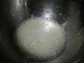 开始打发蛋清，蛋清里滴几滴柠檬汁，开电动打蛋器低速打至鱼眼泡状态，加入1/3白砂糖